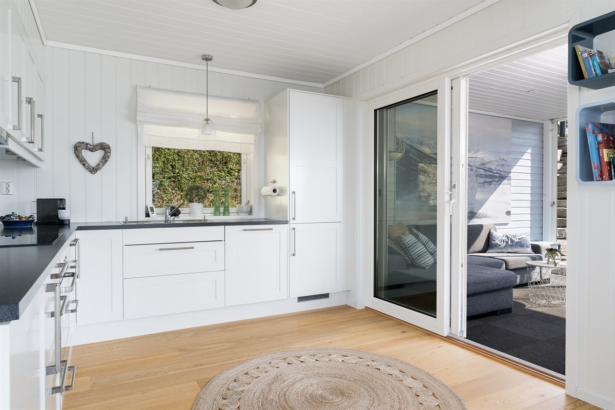 Kjøkken med utgang til vinterhagen. Galleribilde