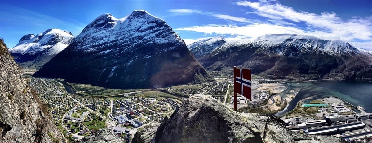 Selgers egne bilder 9 Flott område for toppturer, her med utsikt mot Sunndalsøra Galleribilde