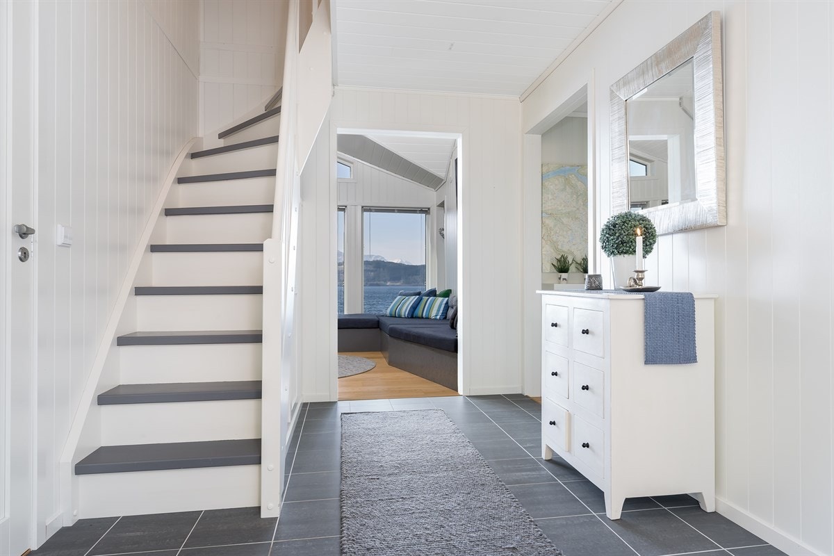 Entrè/ hall har flislagt gulv med varmekabler. Galleribilde