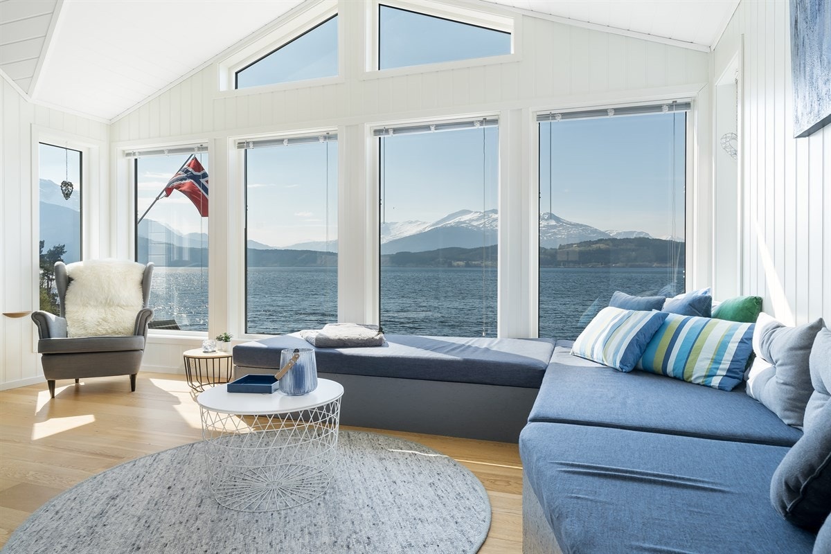 Fra stuen kan man nyte den fantastiske utsikten mot Sunndalsfjella gjennom store vinduer. Galleribilde