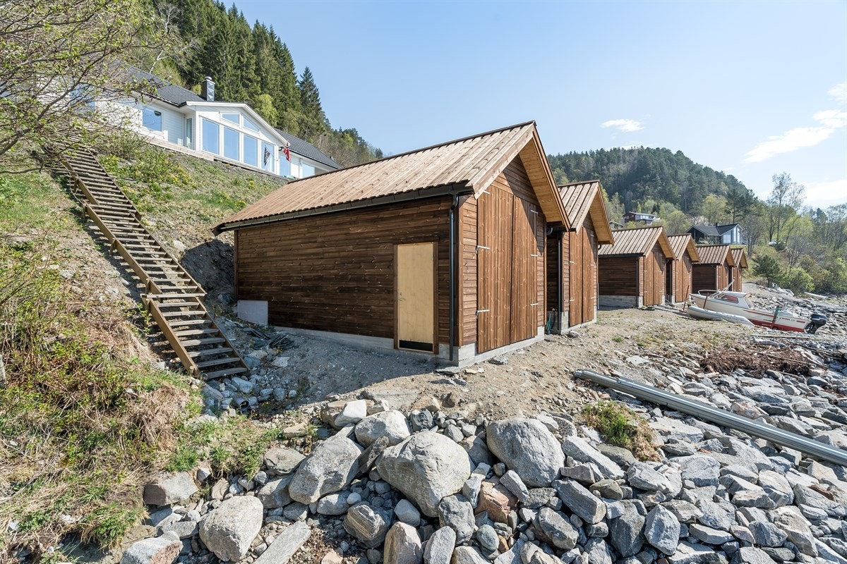 Naust med adkomst via egen trapp, rett ned fra boligen. Galleribilde