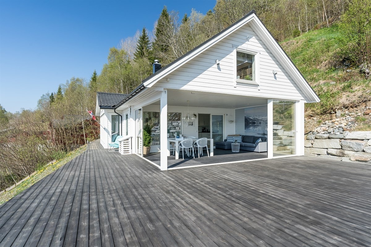 Det er opparbeidet terrasse rundt hele hytta. Galleribilde