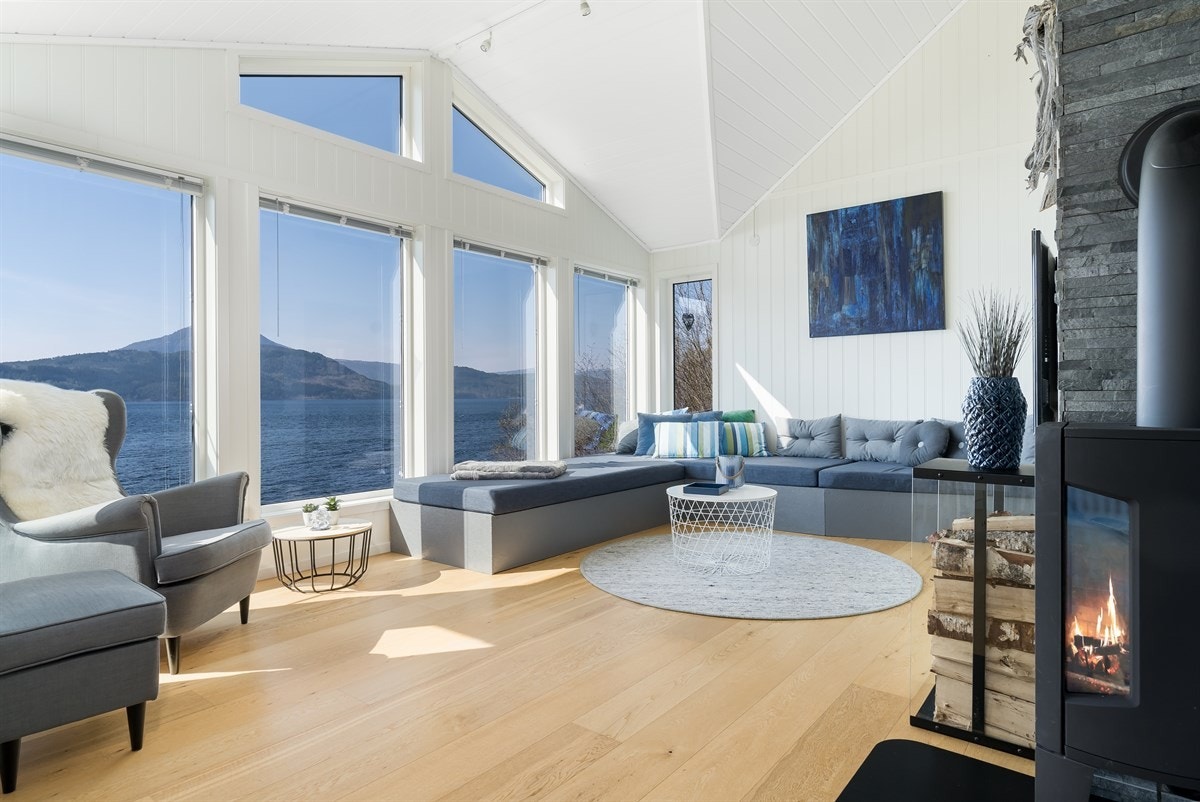 Høy himmling gjør at stuen virker ekstra romslig. Galleribilde