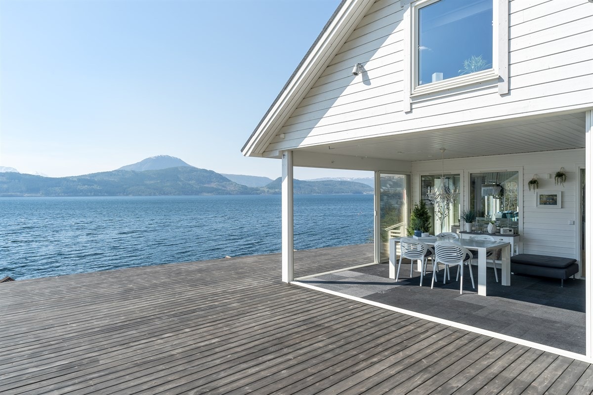 Vinterhage og stor terrasse, hvor du virkelig kan nyte det gode liv med en storslått utsikt. Galleribilde