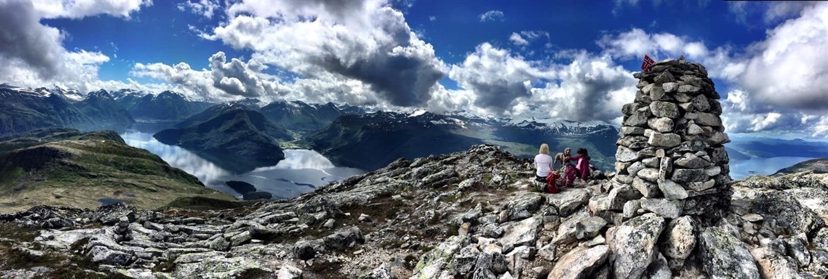 Selgers egne bilder 11. Flånebba med utsikt mot Innerdalen, Sunndalen og Øksendal Galleribilde