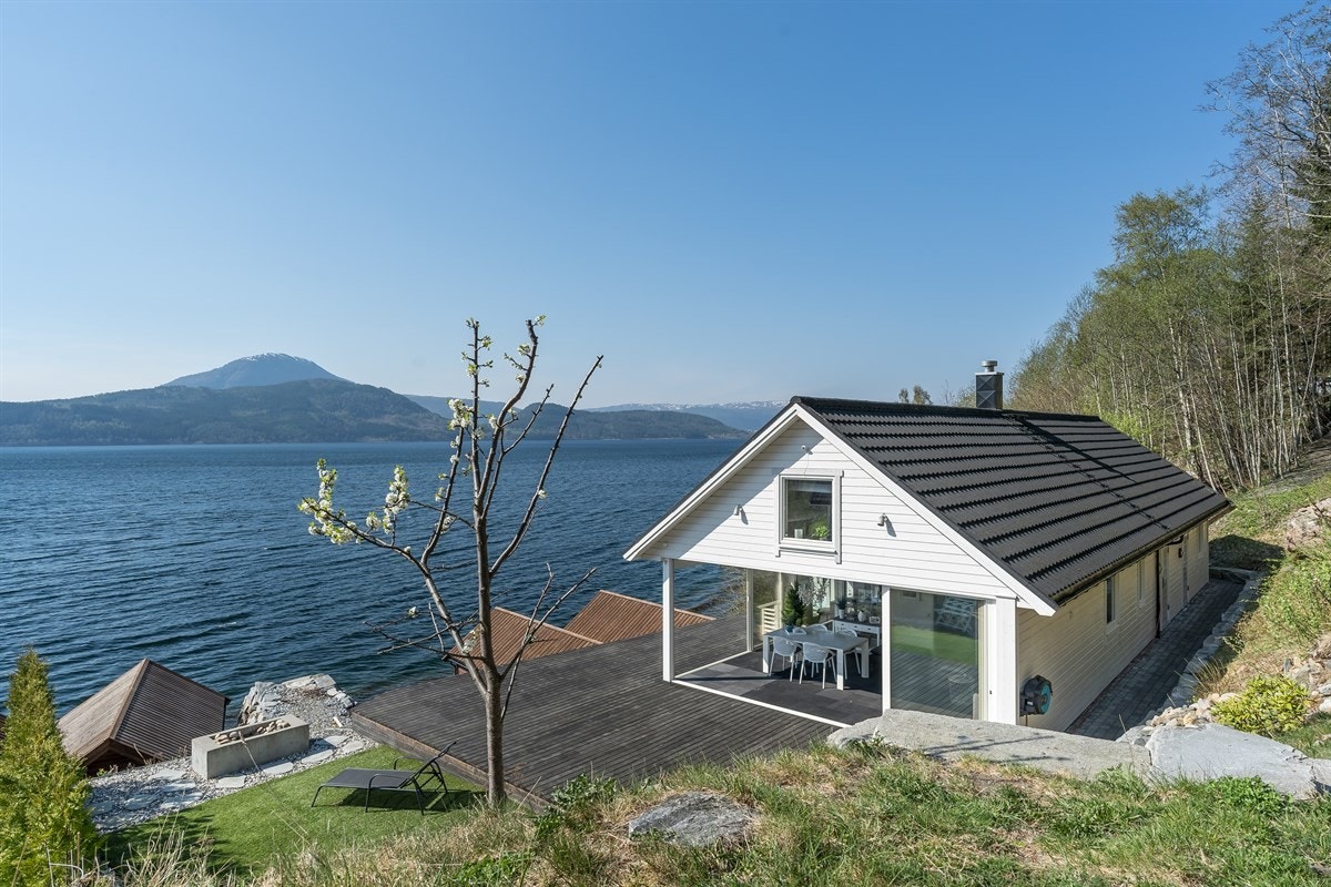 Hytta ligger fint til med lite innsyn og en fantastisk panoramautsikt mot Stangvikfjorden og Sunndalsfjella. Galleribilde