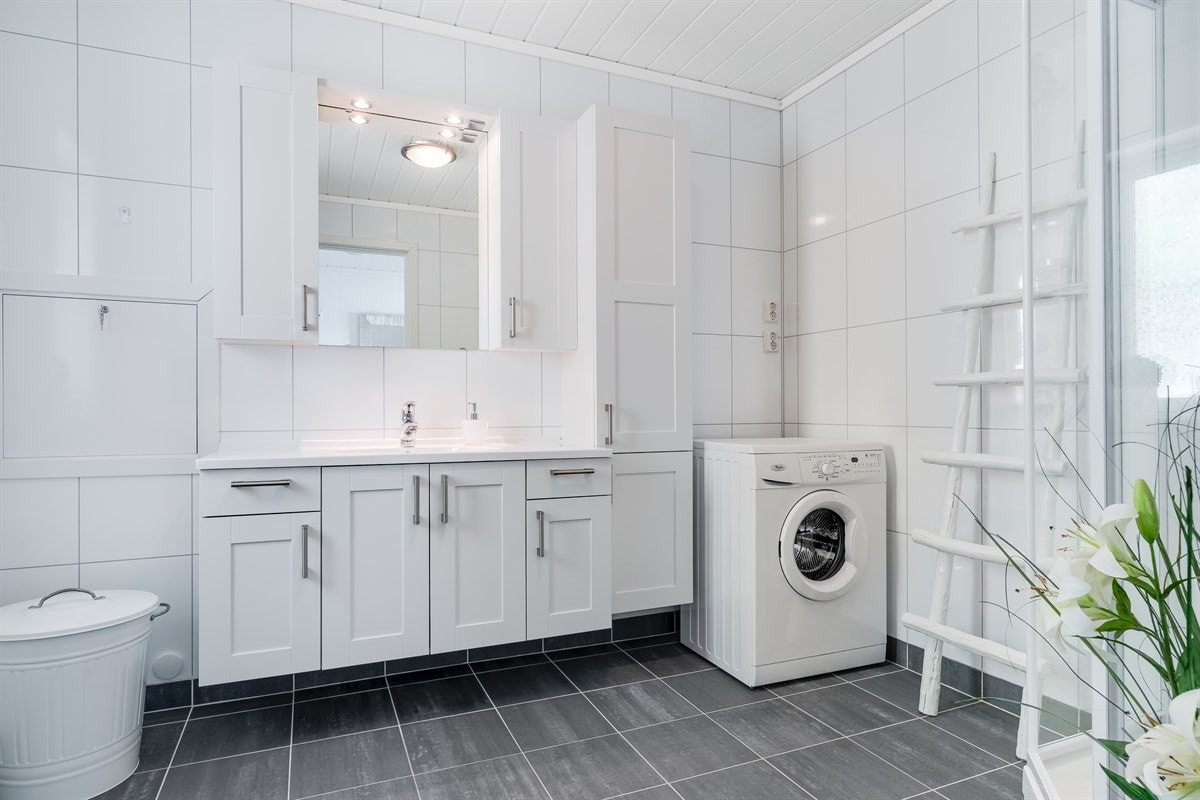 Stort bad med innredning, opplegg for vaskemaskin og varme i gulv. Galleribilde