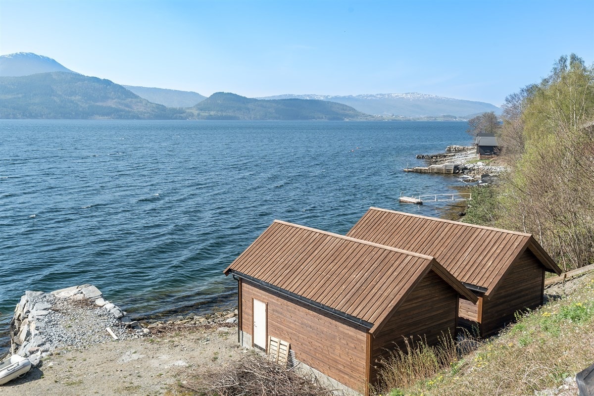 Utsikt fra terrassen. Naust til høyre på bilde følger med. Galleribilde