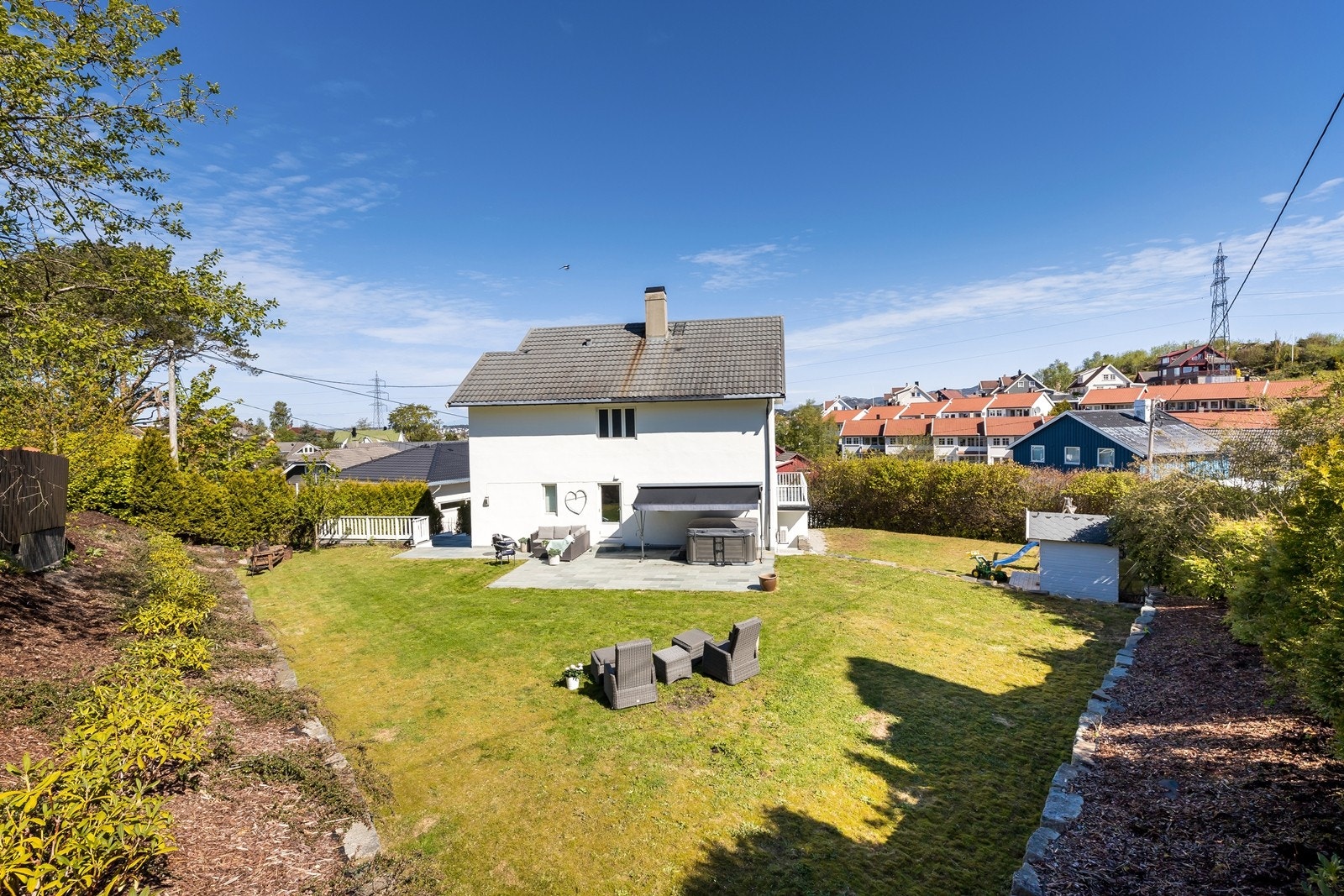 Solrik lun hage med mye areal til lek og aktiviteter. Tryggt og barnevennlig. Galleribilde