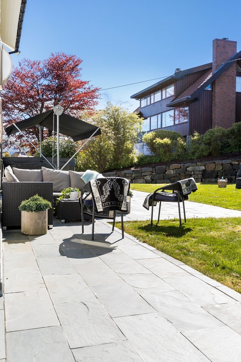 Markterrasse. Støpt dekke med skiferheller. Pent og varig, samt lett å vedlikeholde. Galleribilde