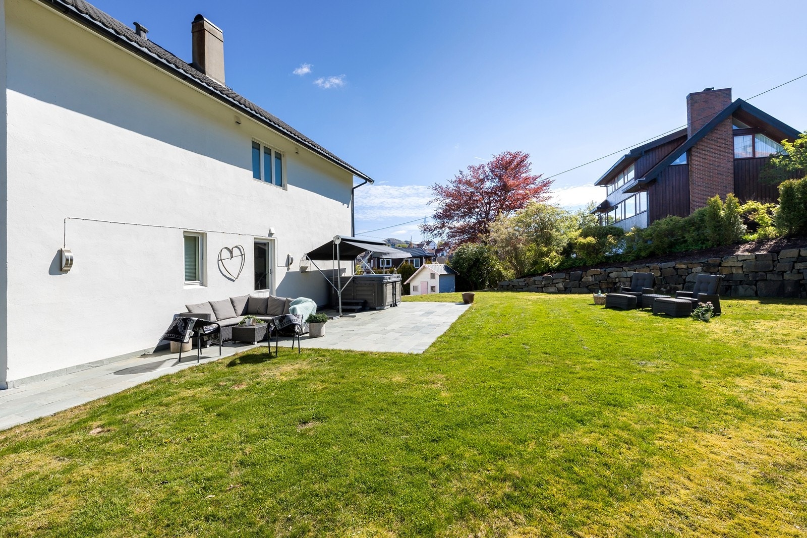 Stor markterrasse som innvendig nås via dør fra kjøkkenet. Her er det plass til det meste en måtte ønske! Galleribilde