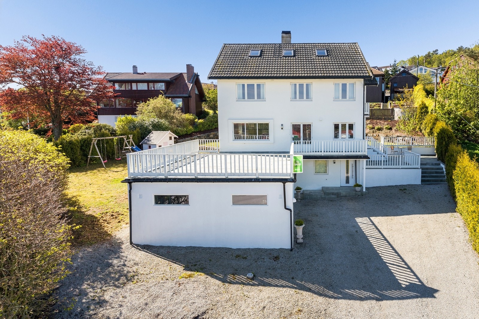 Familievennlig enebolig modernisert 2006-2018. Dobbel garasje og stor solrik tomt. Galleribilde