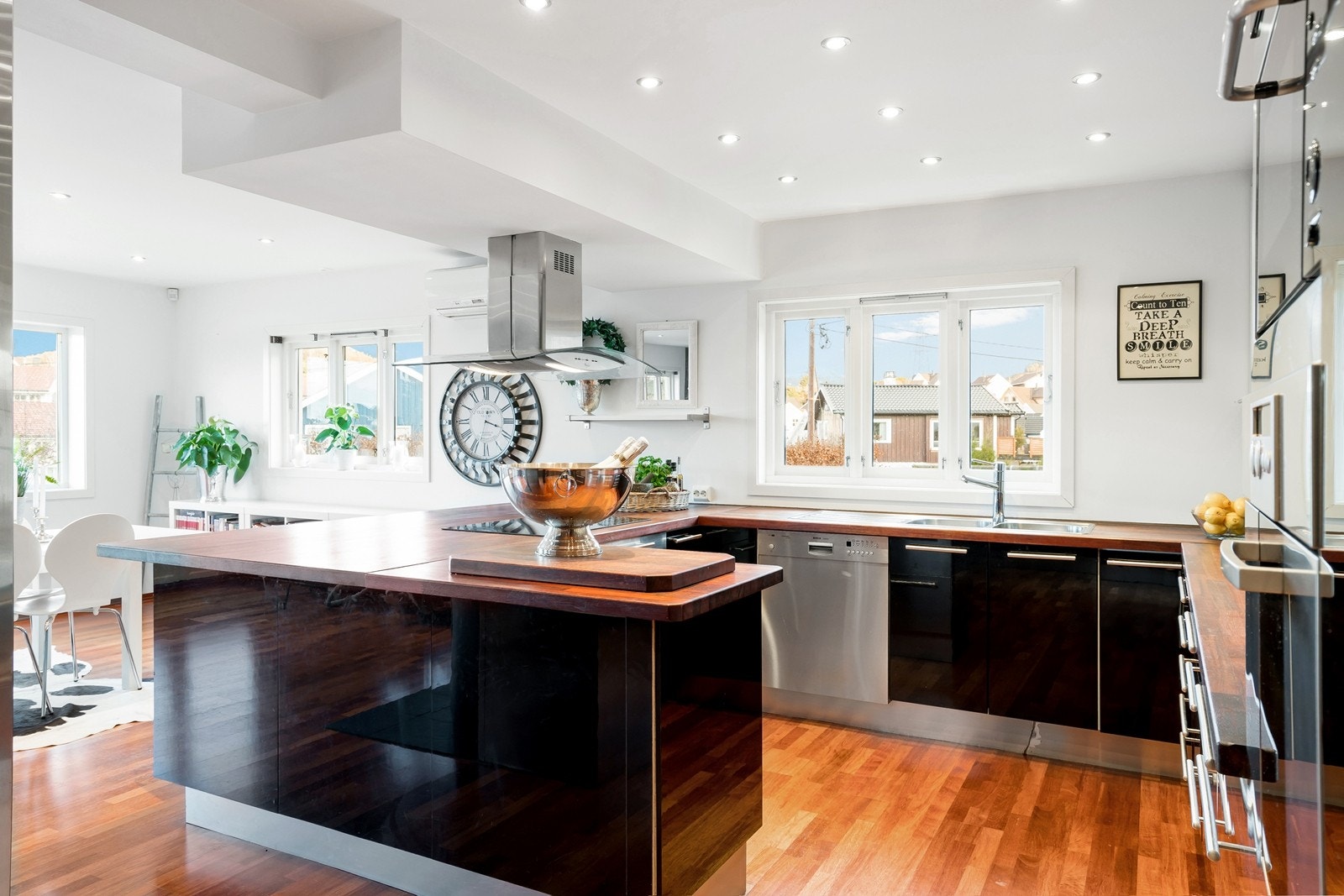 Ikeakjøkken med alle hvitevarer; mikrobølgeovn, stekeovn i arbeidshøyde, keramisk koketopp, oppvaskmaskin og kjøl/frys. Galleribilde