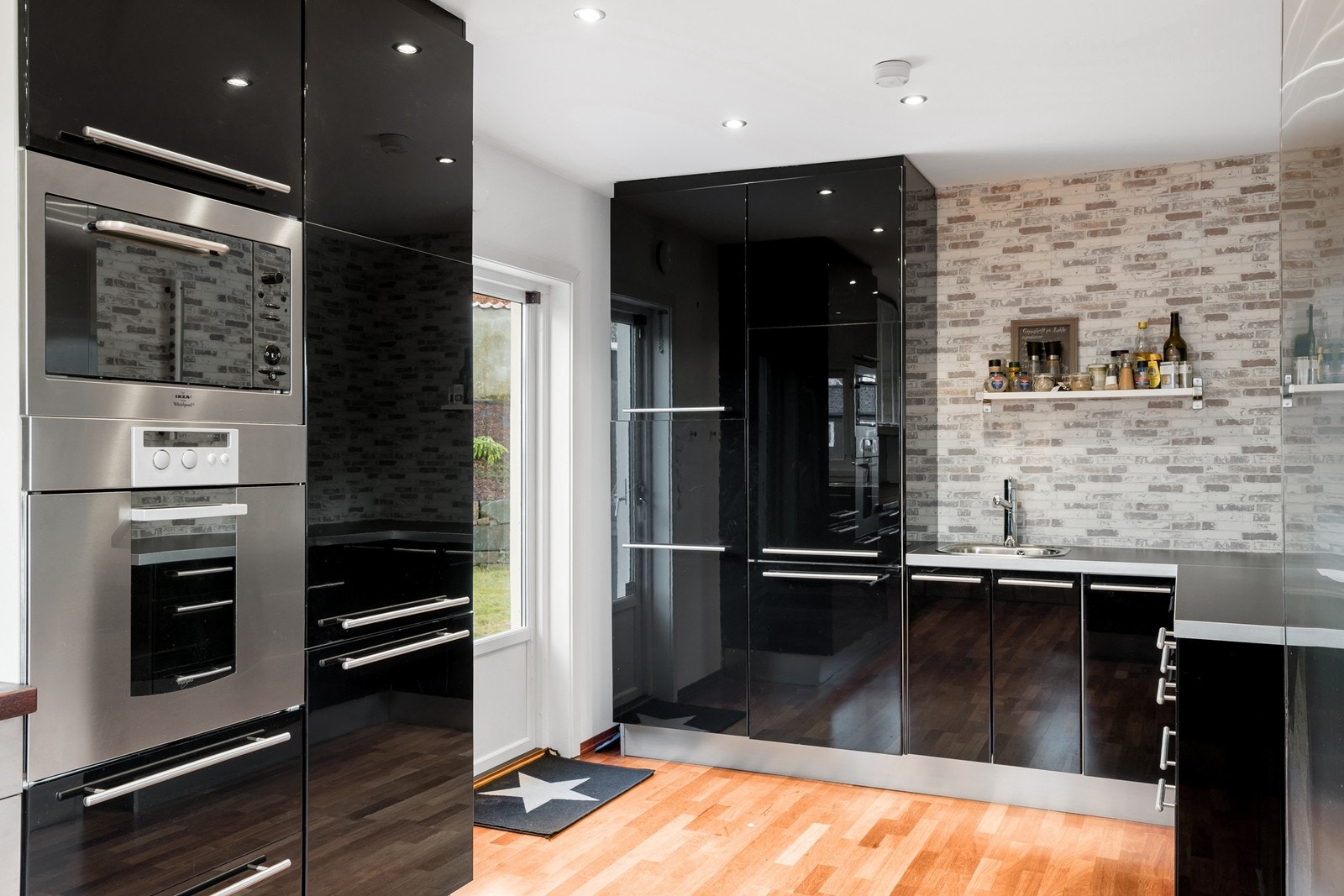 Grovkjøkken i enden av hovedkjøkkenet har egen vask og ekstra kombiskap med kjøl/frys. Galleribilde