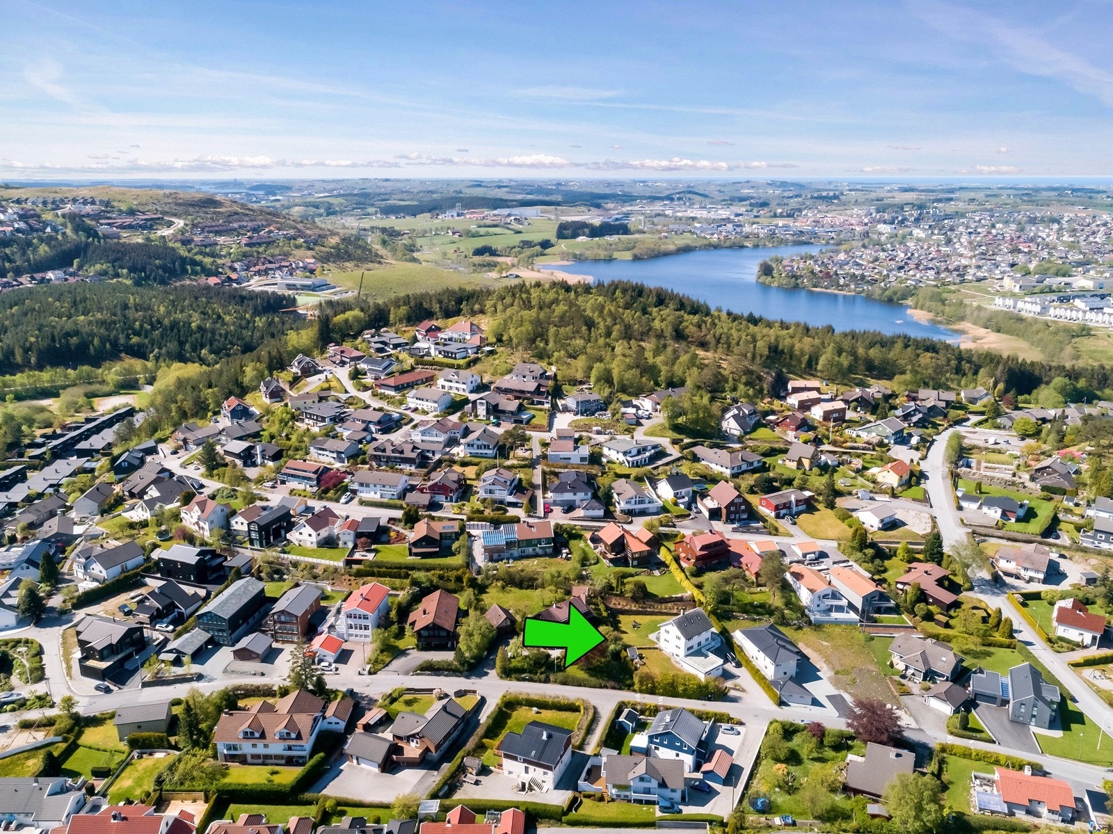 Attraktiv beliggenhet i et populært boligområde nær skog og mark. Galleribilde