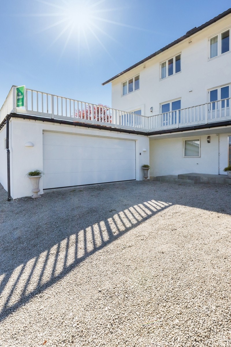 Stort gårdsrom og dobbel garasje Galleribilde