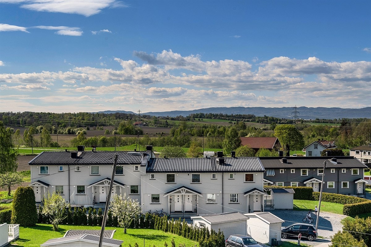Rekkehuset ligger i et barnevennlig og attraktivt boligområde, ca. 2 km sørvest for Mjøndalen sentrum i Nedre Eiker kommune. Galleribilde