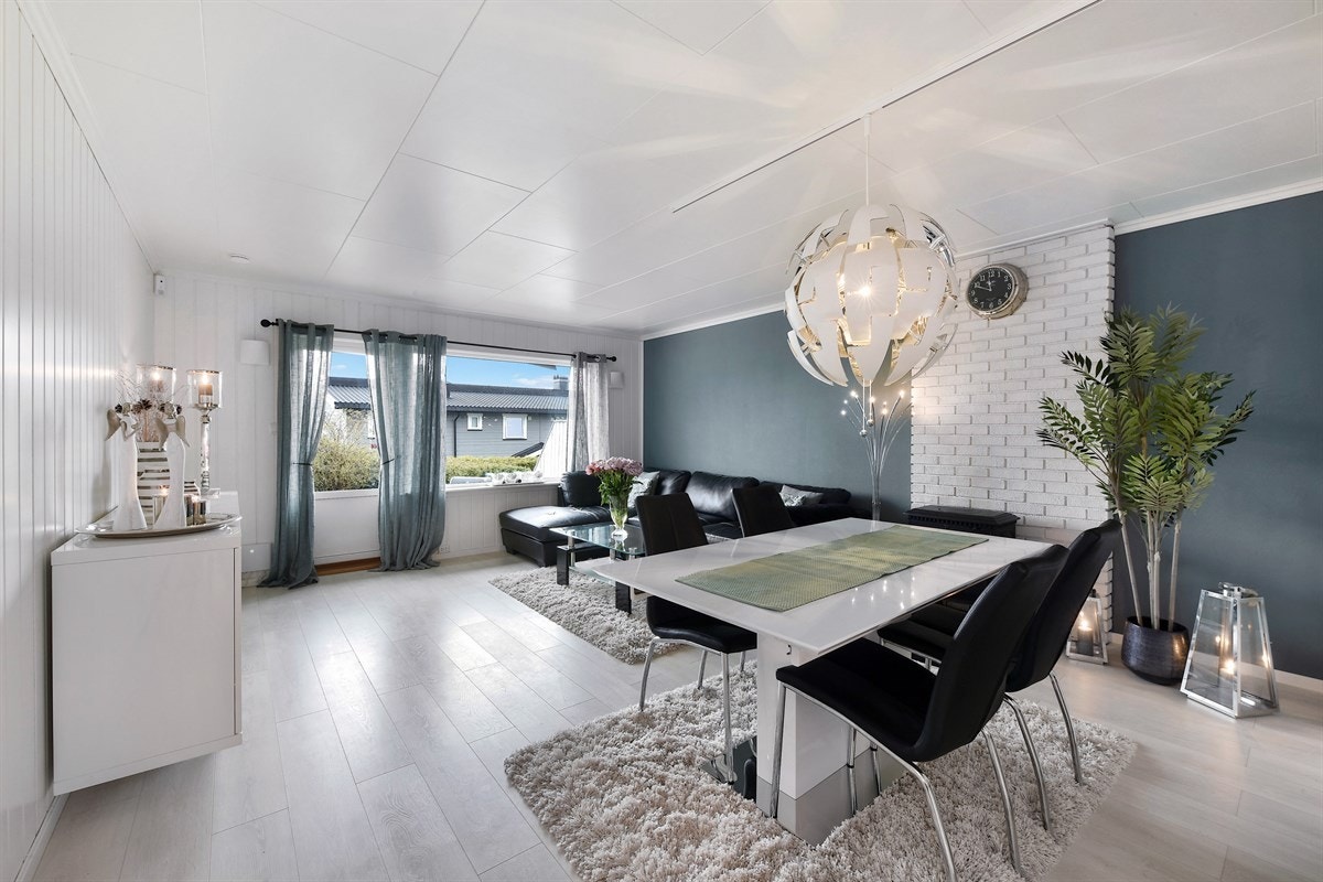 Utenfor kjøkkenet ligger boligens innbydende stue hvor det er plass til både sofakrok og spisegruppe. Galleribilde
