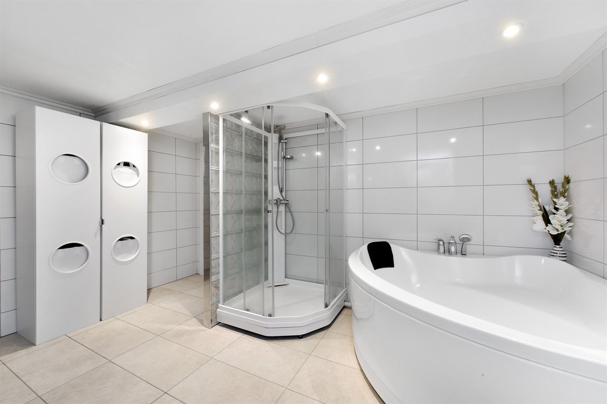 Badet i kjelleren ble pusset i 2014, og her er det plass til hele familien. Galleribilde