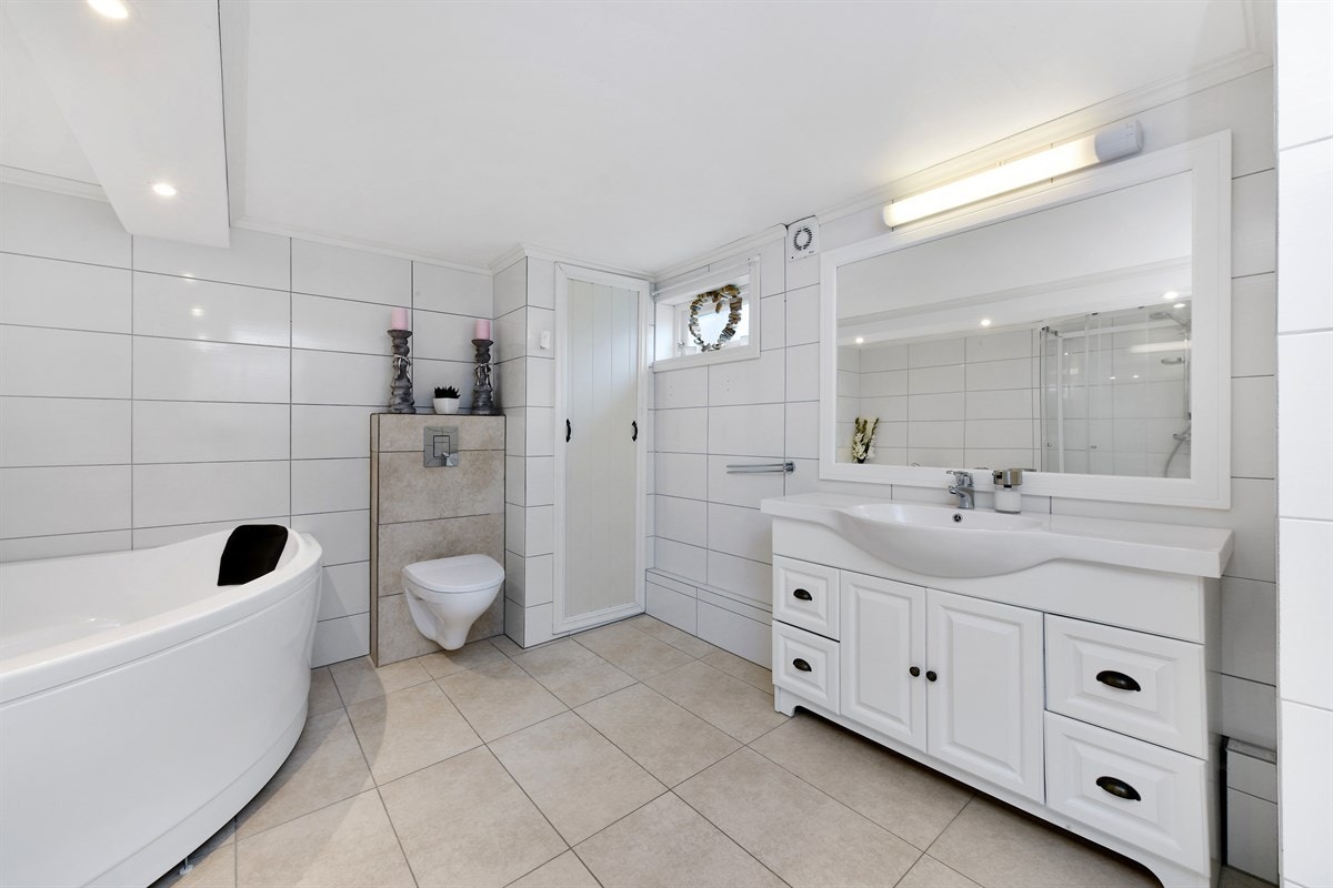 Ellers har badet gulvvarme, downlights, mekanisk avtrekk og vegghengt toalett. Galleribilde