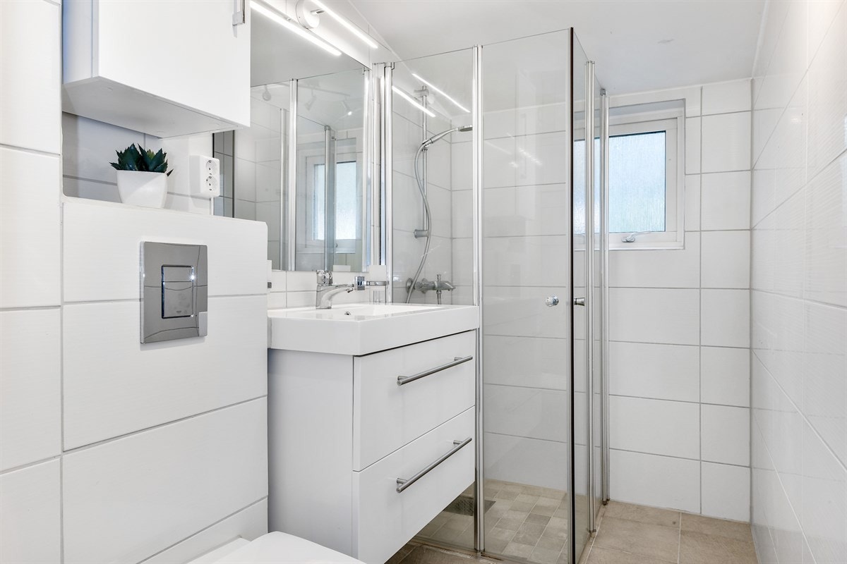 Badet i andre etasje er flislagt i samme delikate utførelse som kjellerbadet, og ble pusset opp i 2015/2016. Galleribilde