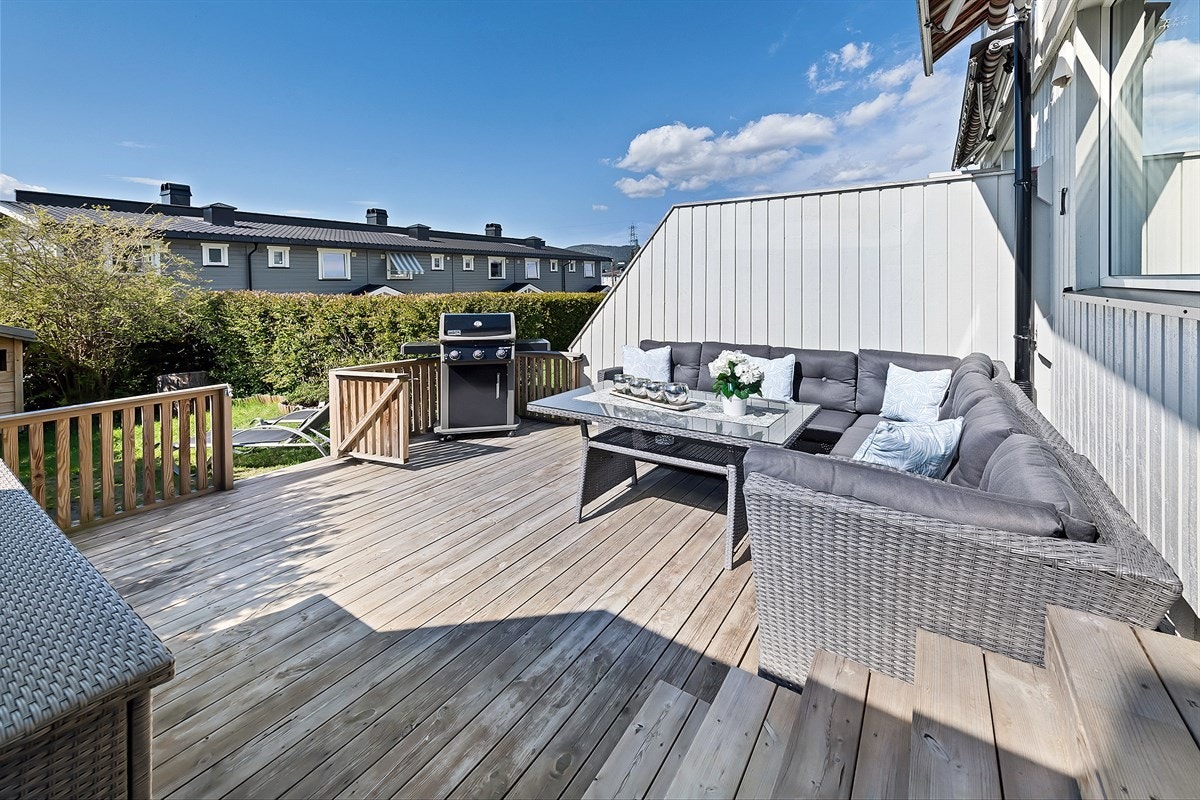 Fra stuen har rekkehuset utgang til fine uteområder bestående av hage og terrasse. Galleribilde