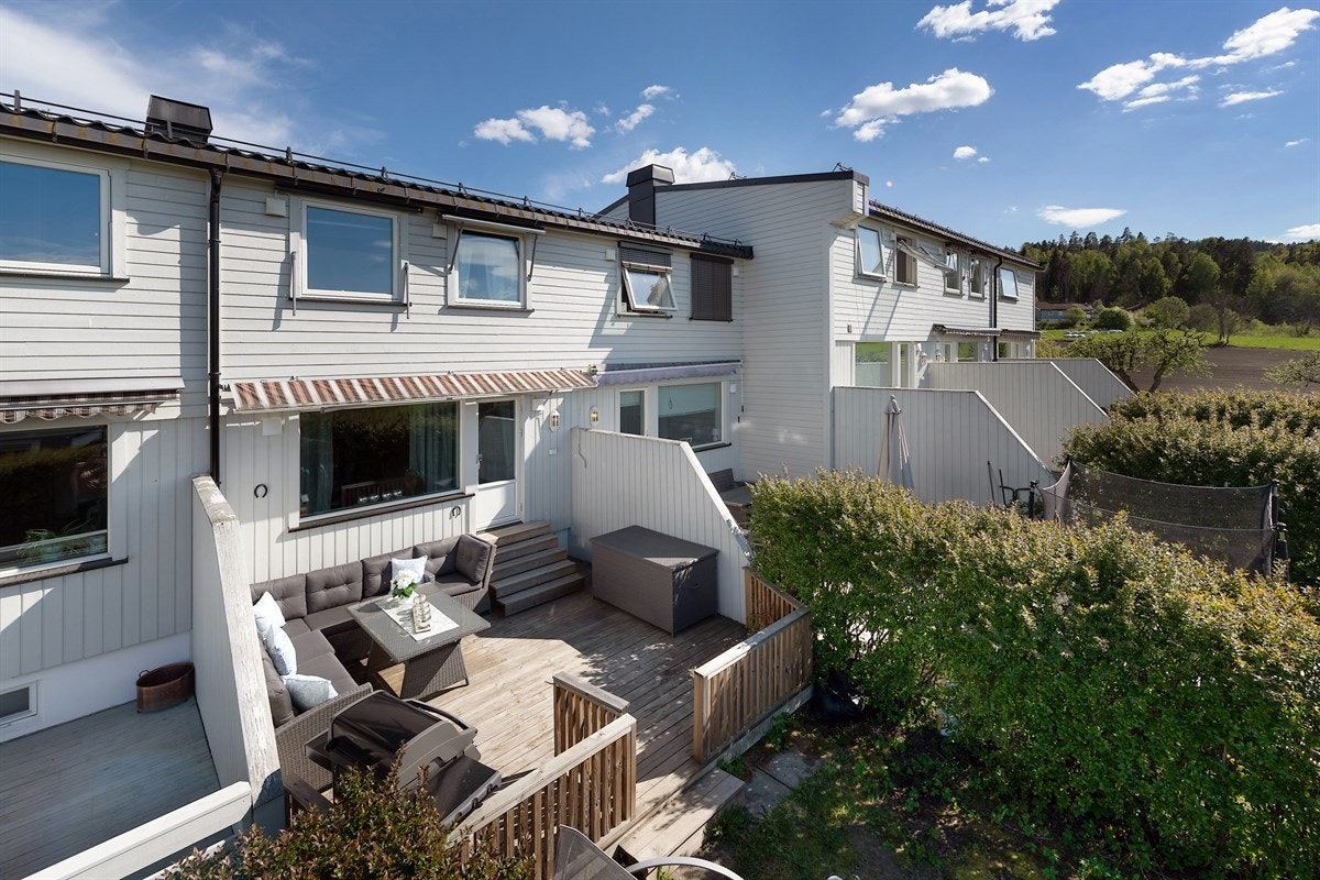 Rypeveien 8 B er et attraktivt rekkehus med en familievennlig planløsning som går over tre etasjer. Galleribilde