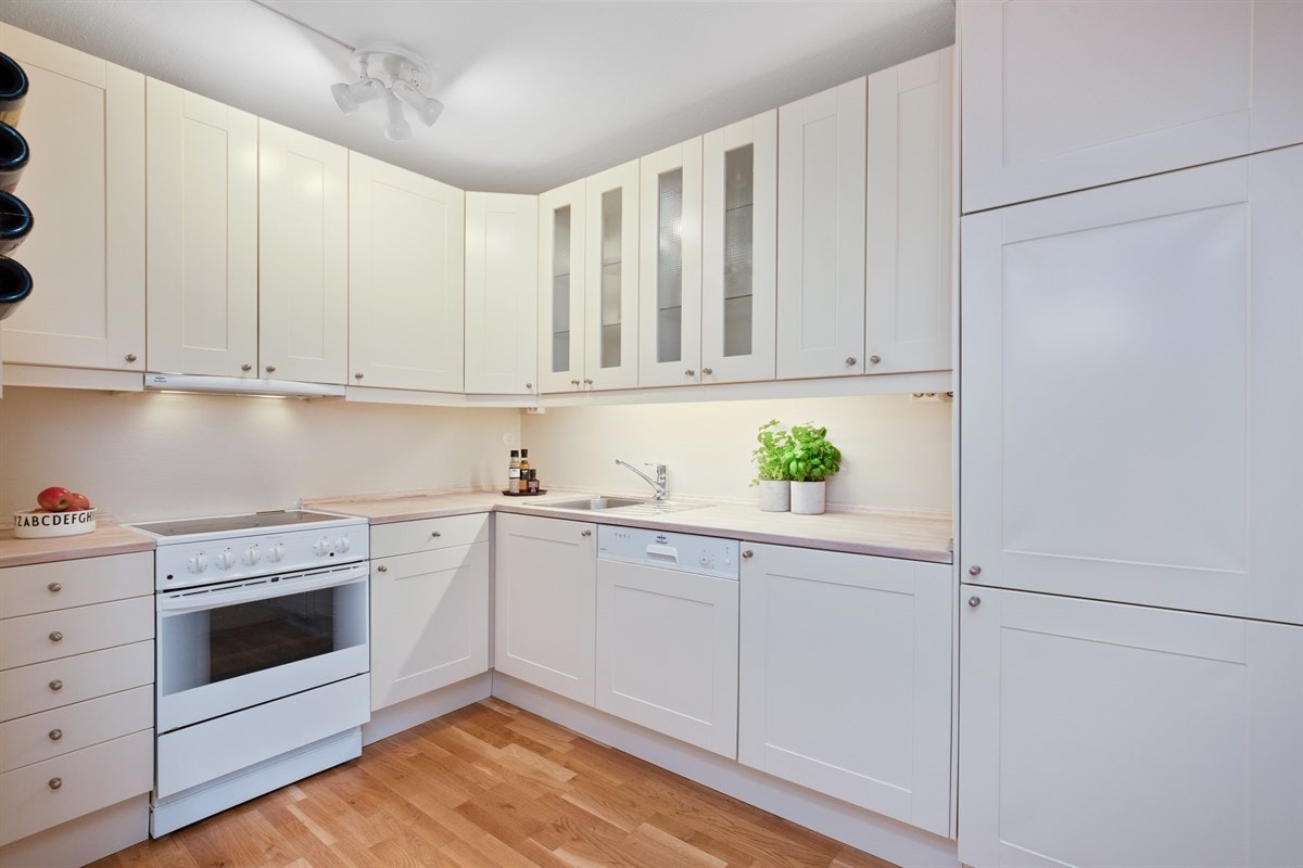 Integrert komfyr, platetopp og oppvaskmaskin, nisje for kjøleskap Galleribilde