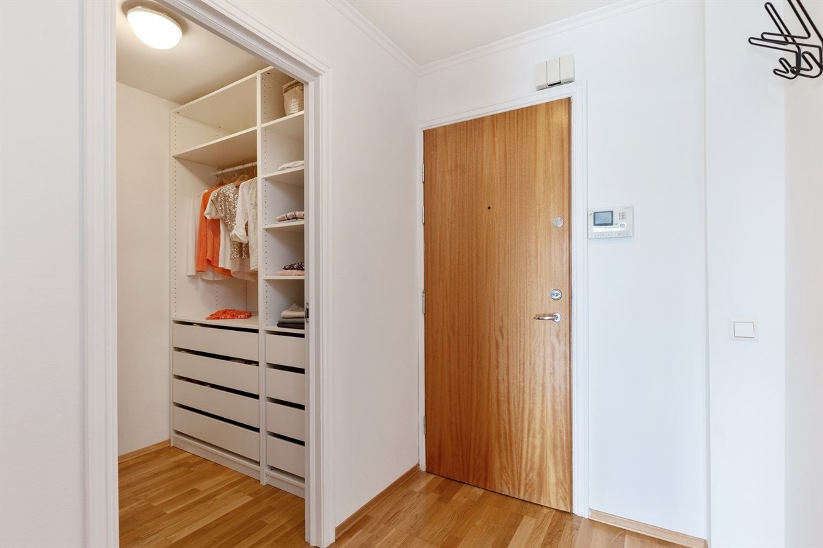 Entré med stor garderobe Galleribilde