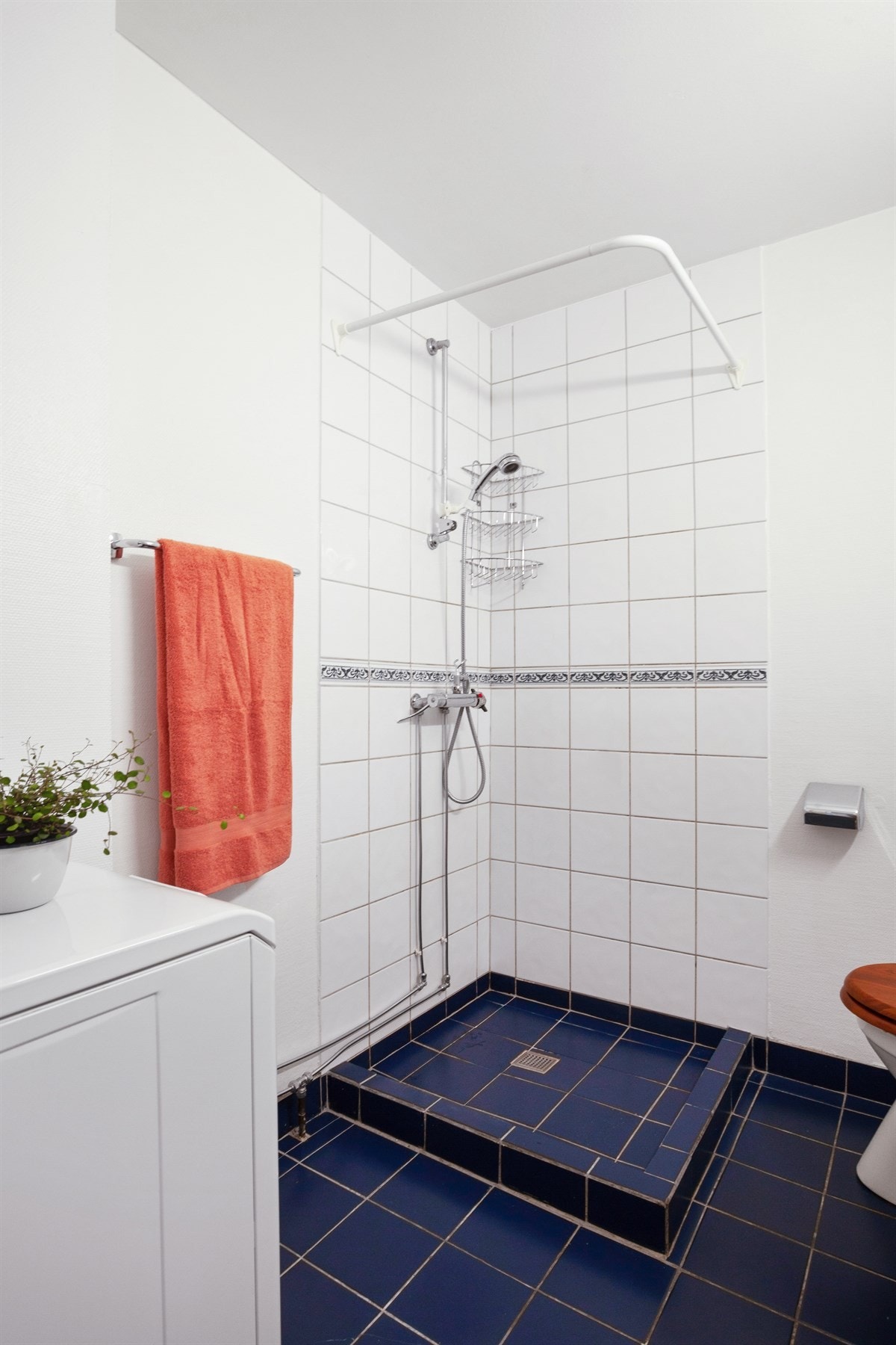 Flislagt bad med varmekabler. Opplegg vaskemaskin Galleribilde