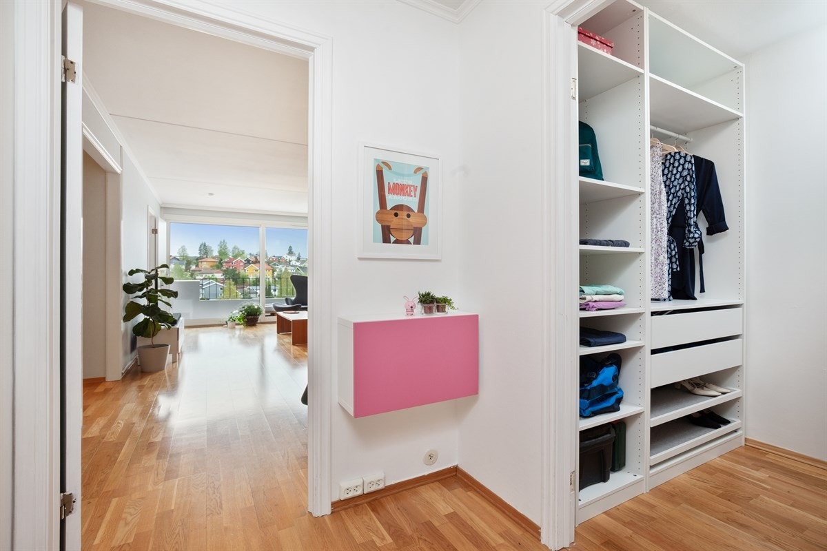 Entré med stor garderobe Galleribilde