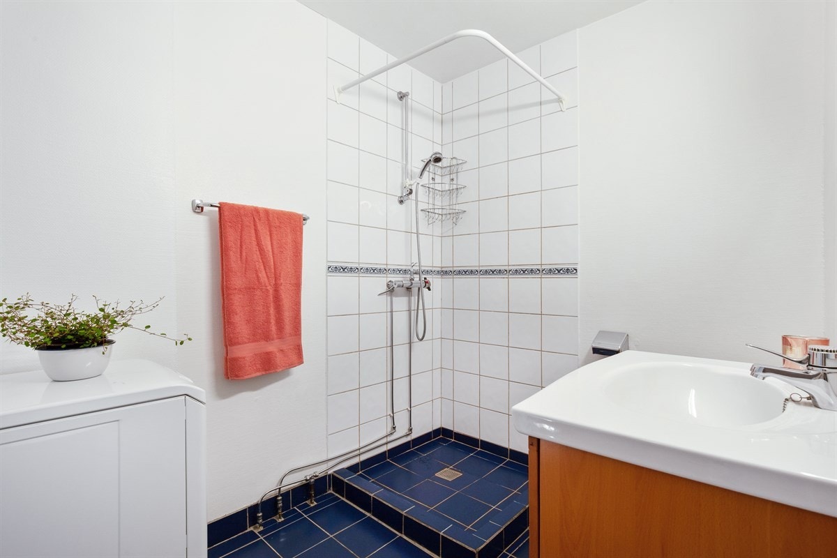 Flislagt bad med varmekabler. Opplegg vaskemaskin. Galleribilde