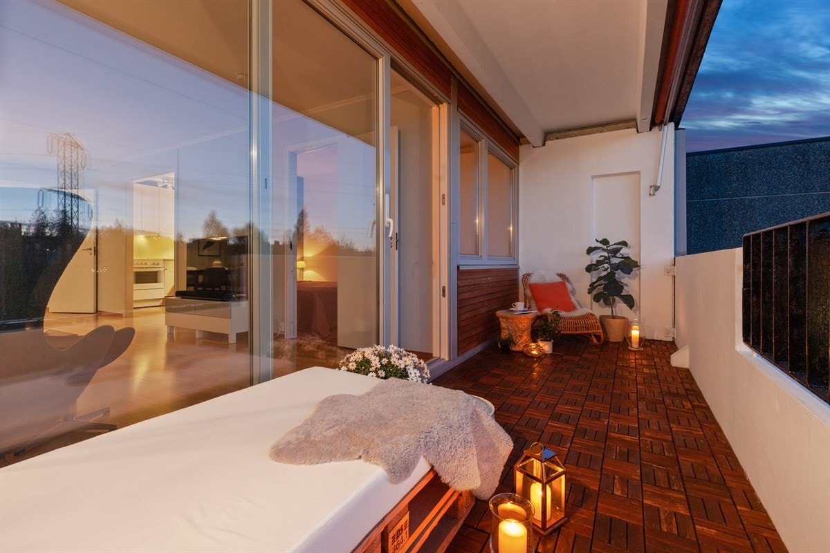 Vestvendt balkong på ca. 10 kvm med god plass til utemøbler. Galleribilde