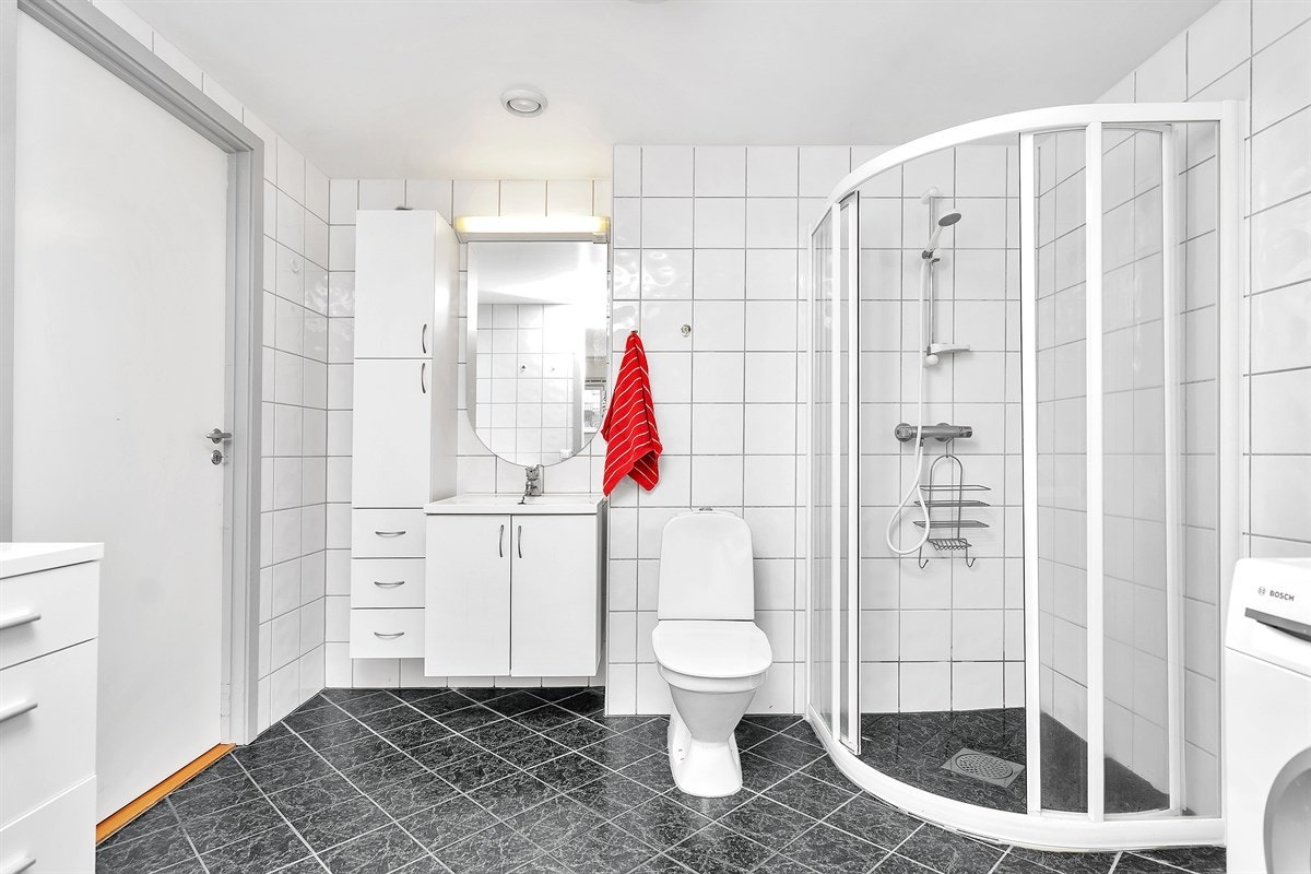 Romslig bad med dusj og toalett.. Galleribilde