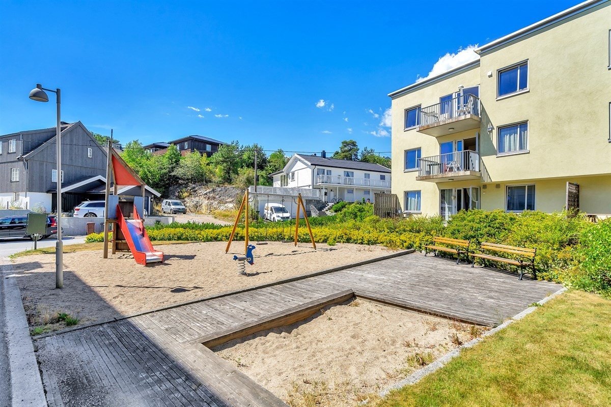 ..med lekeplass rett utenfor Galleribilde