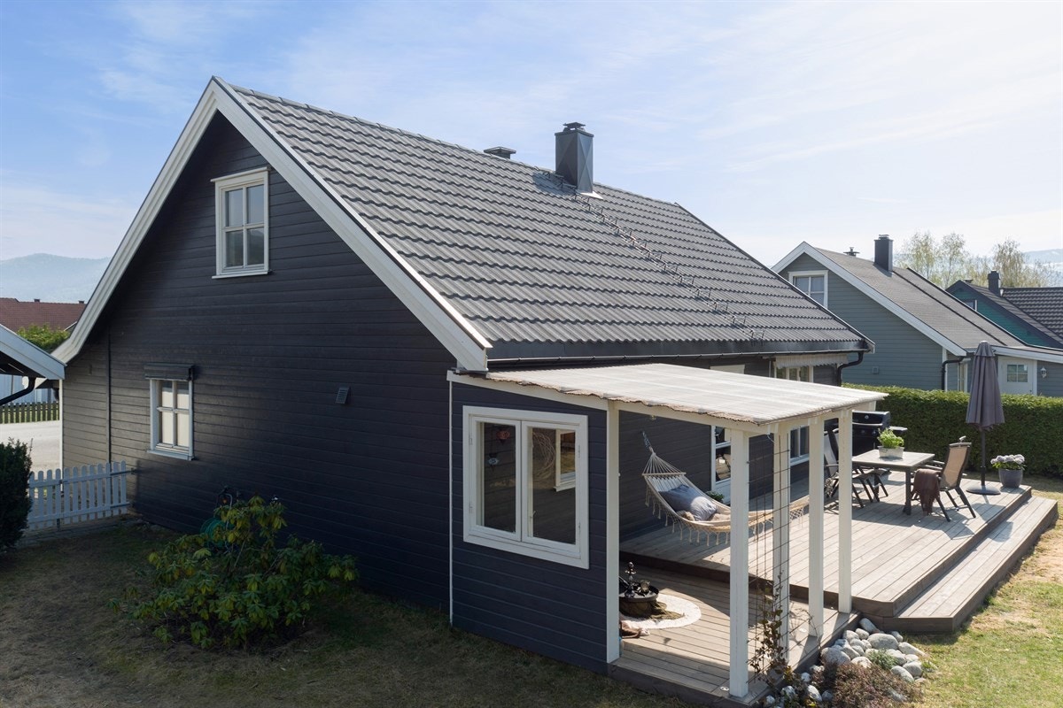 Her bor du med det kort gangavstand til skoler, barnehager og gode servicetilbud, og med fine tur- og rekreasjonsområder i nærheten. Galleribilde