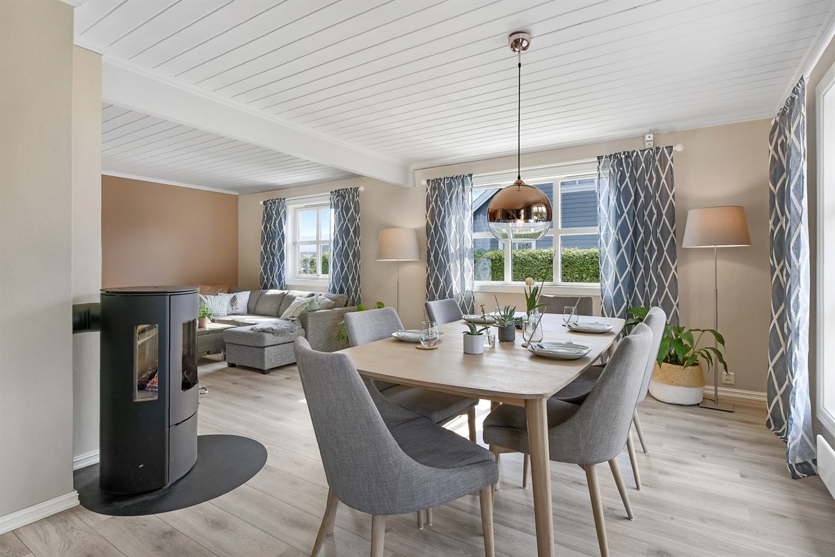 Stuen er romslig og får mye lys fra flere vinduer og dør ut til terrasse og hage. Galleribilde