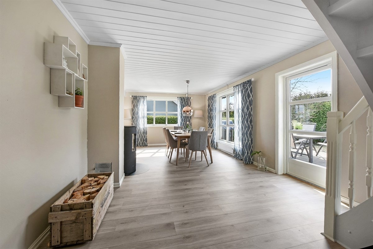 Hhvitmalt tretrapp opp til andre etasje. Galleribilde