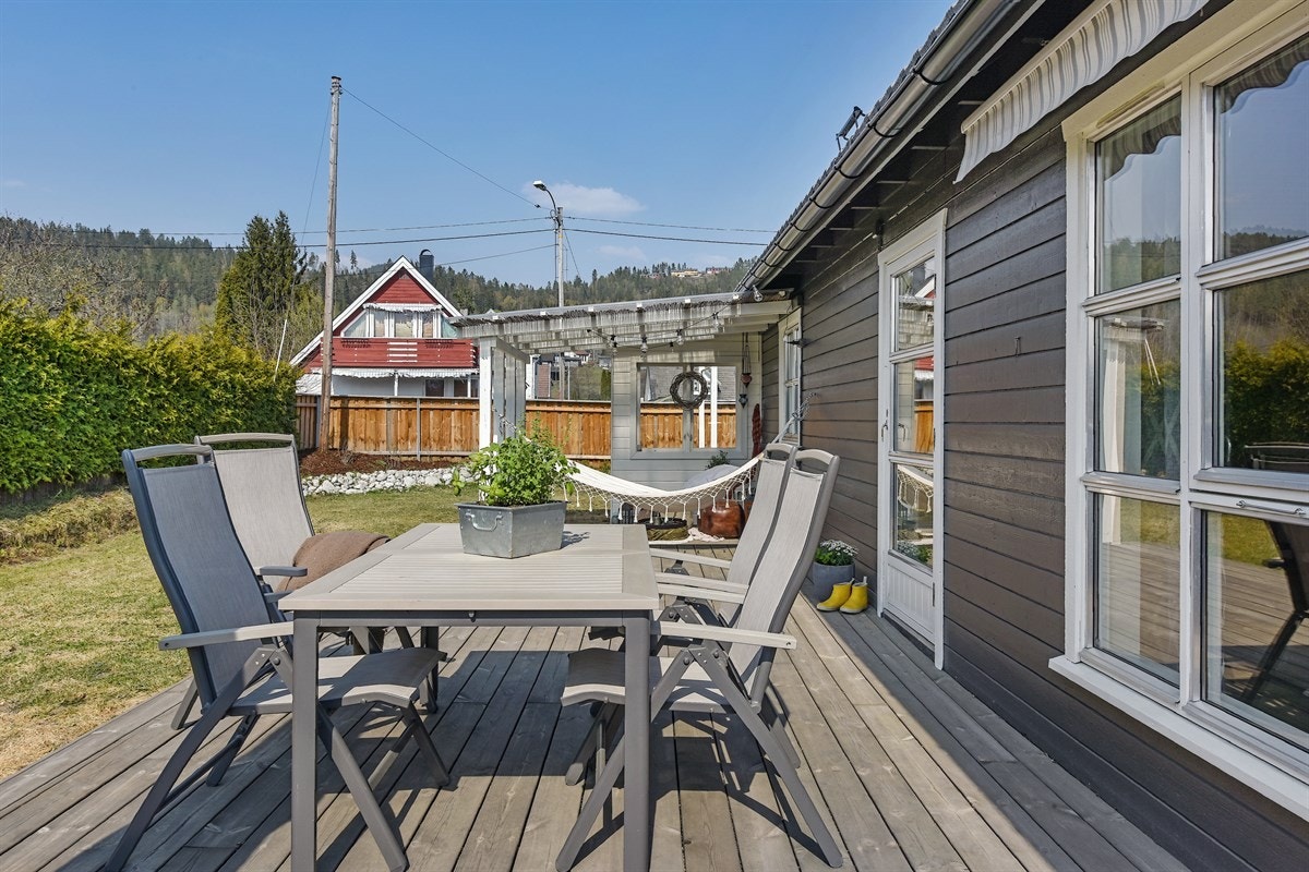 Utenfor stuen er det en stor, solrik terrasse på ca. 32 kvm som ble bygd i 2017. Galleribilde