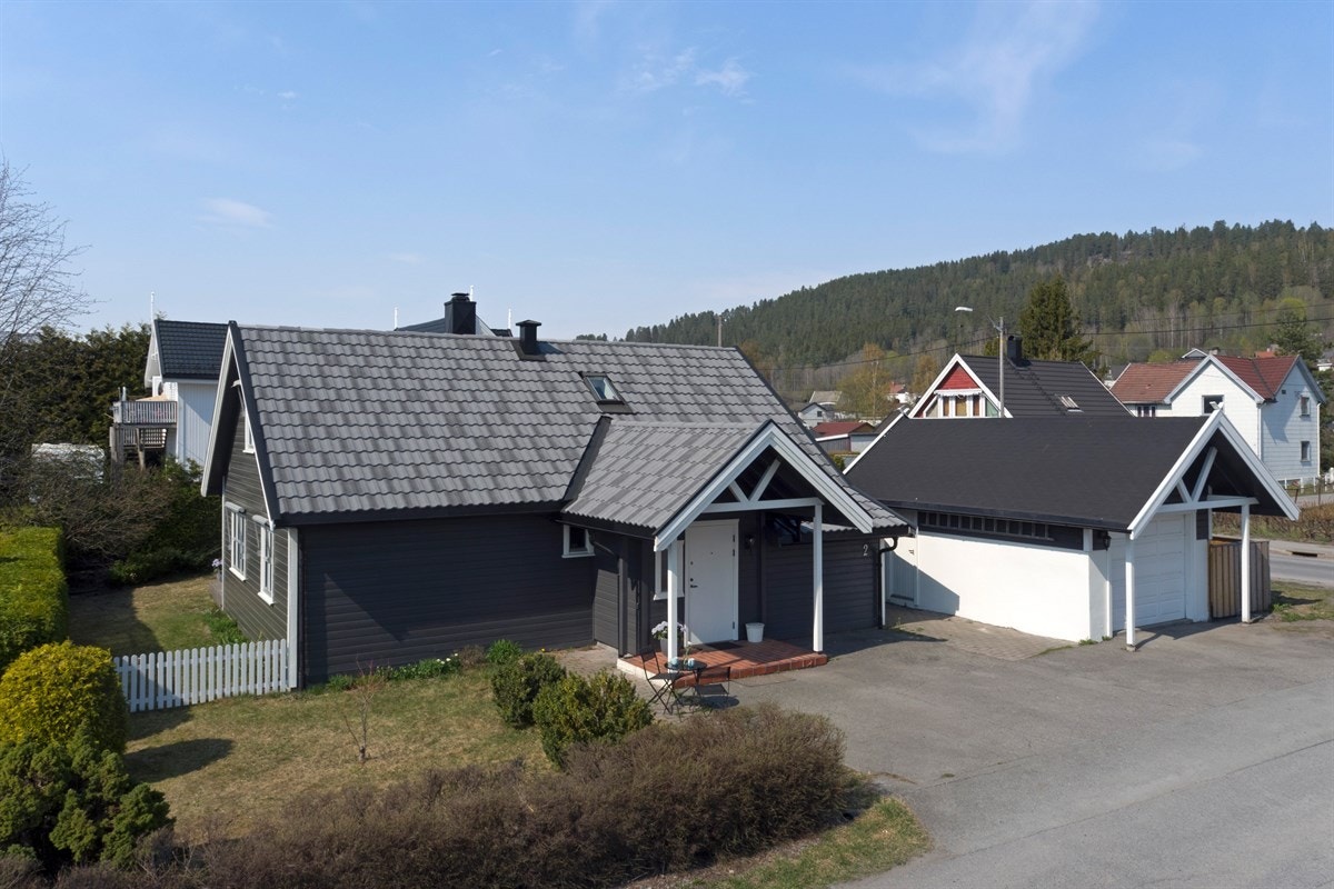 Koselig hage, terrasse og sol fra morgen til kveld. Barnevennlig/sentralt! Galleribilde