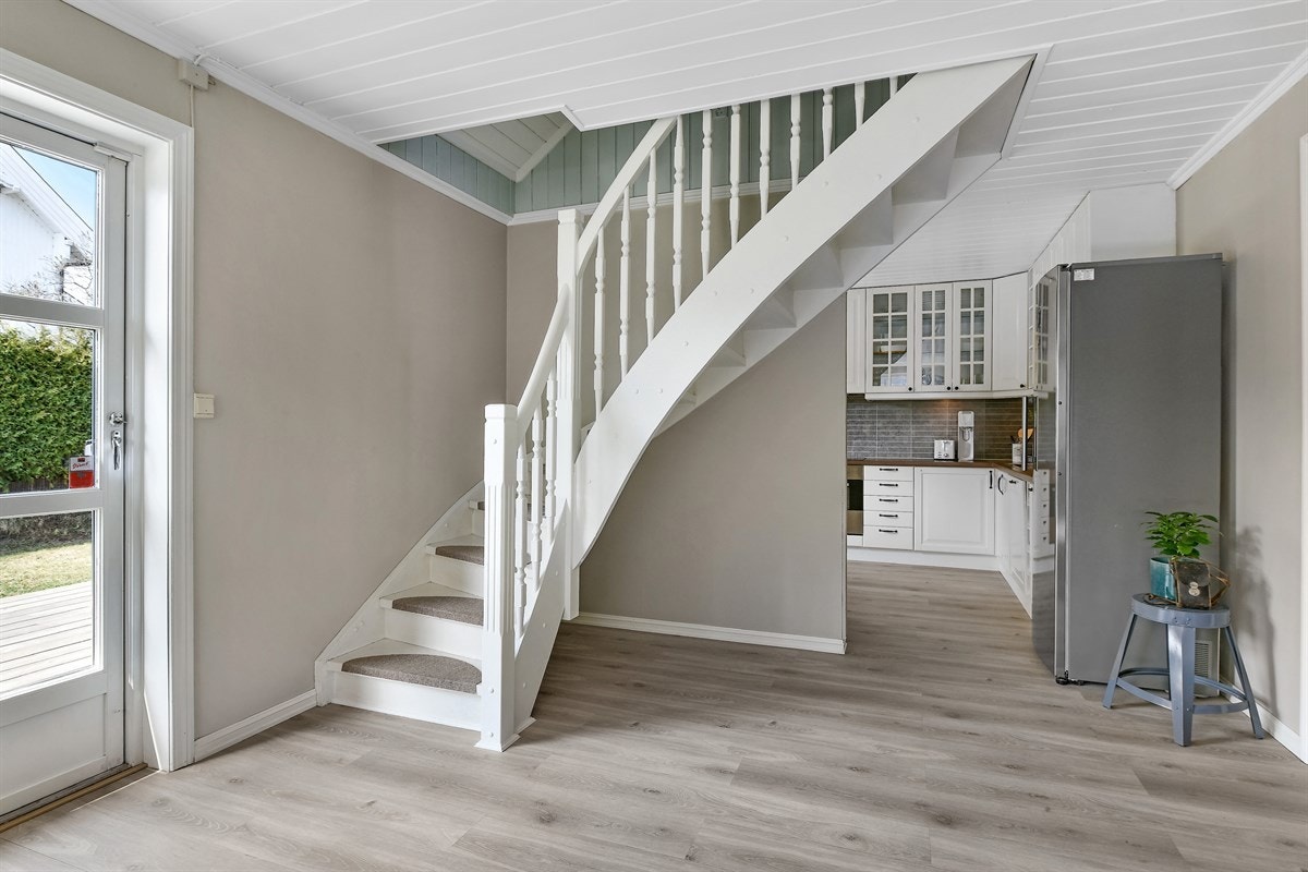 Fra stuen går det en hvitmalt tretrapp opp til andre etasje. Galleribilde