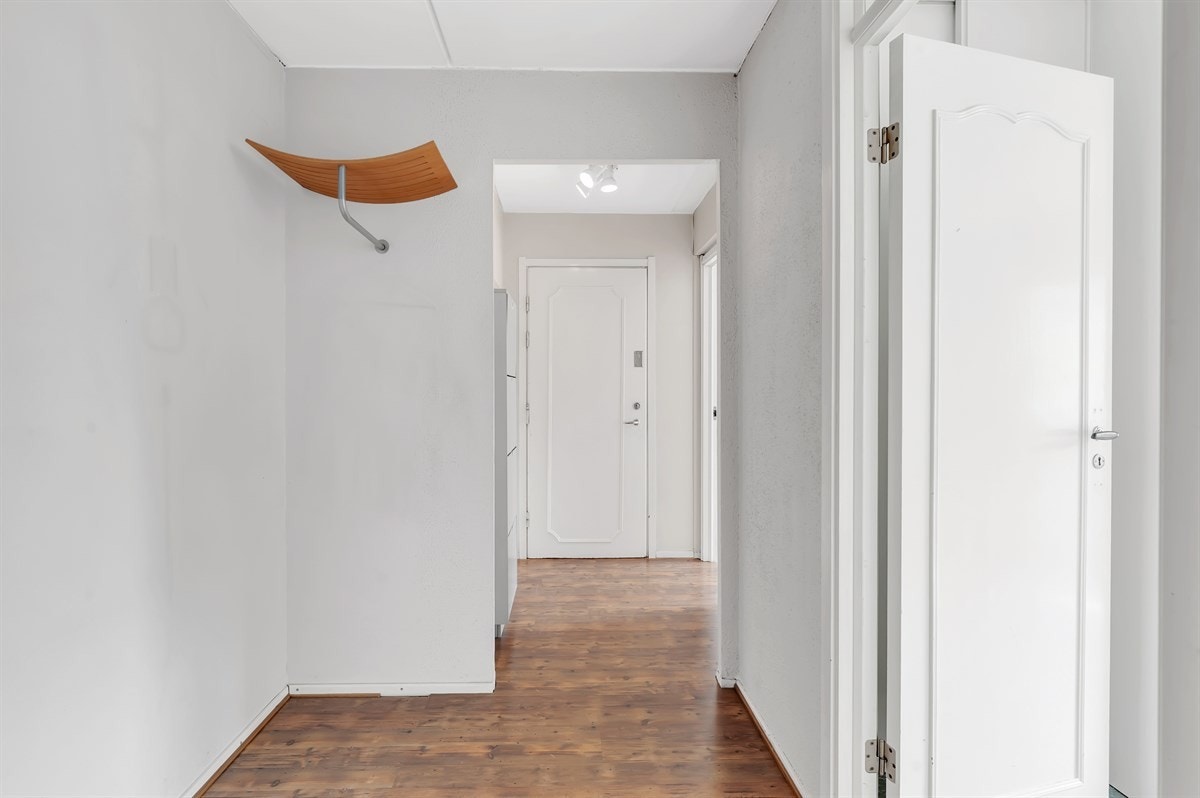 Romslig entré med plass til oppbevaring av ytterbekledningen din. Galleribilde