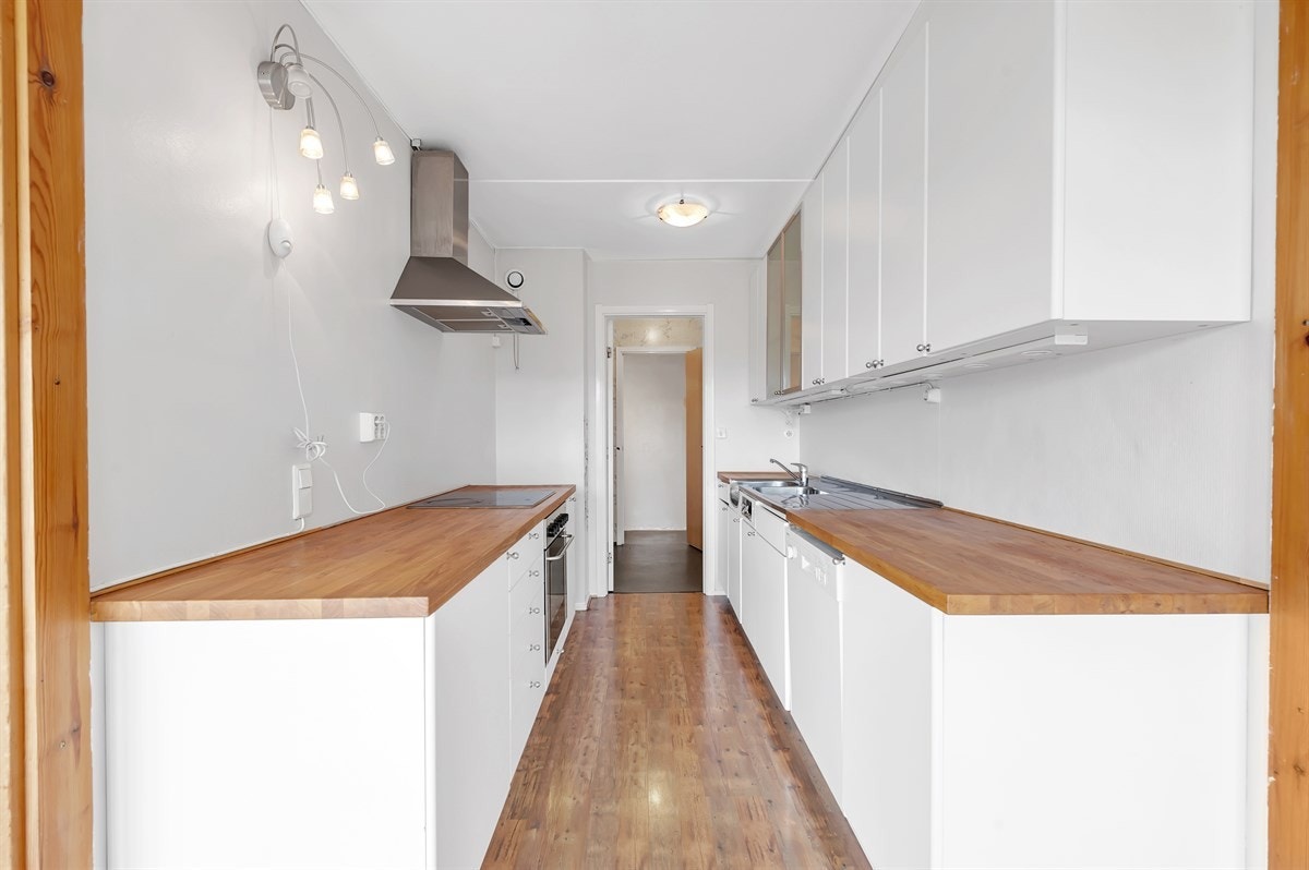 Kjøkkenet er paktisk utformet med mye benke- og skapplass, og er utsyrt med både overskap og underskap. Her kan middagene tilberedes på best mulig måte. Galleribilde