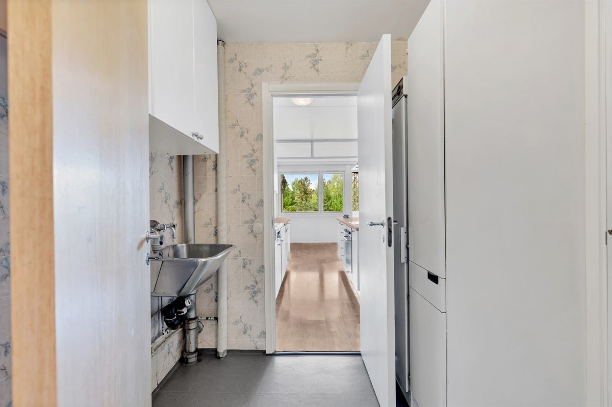 Vaskerommet har tilgang til kjøkkenet. Galleribilde