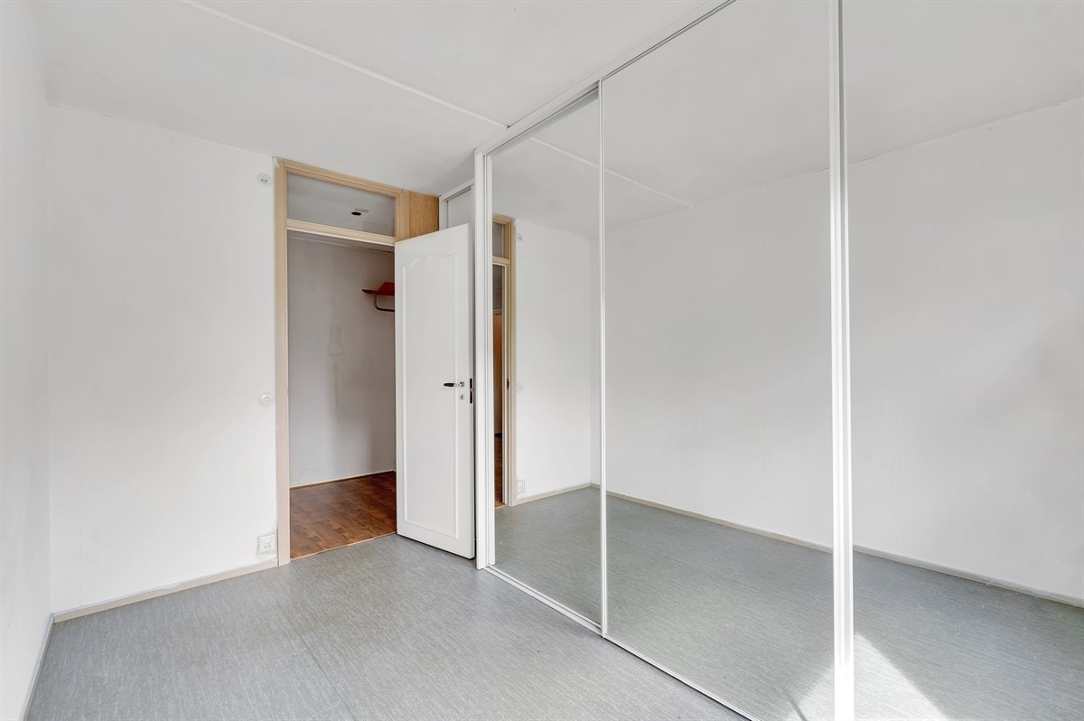 Hovedsoverommet har plass til dobbeltseng, og en stor skyvedørsgarderobe har god plass til bekledningen din. Galleribilde