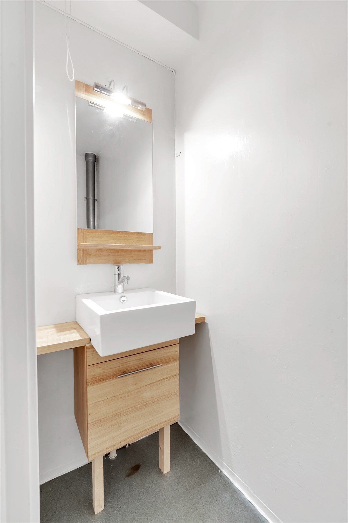 Separat toalett. Utsyrt med håndvask med underskap, speil og gulvmontert klosett. Galleribilde