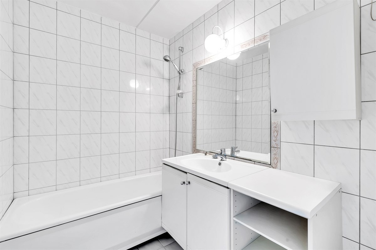 Baderommet er flislagt med varmekabler og innehar bl.a. et deilig badekar. Galleribilde