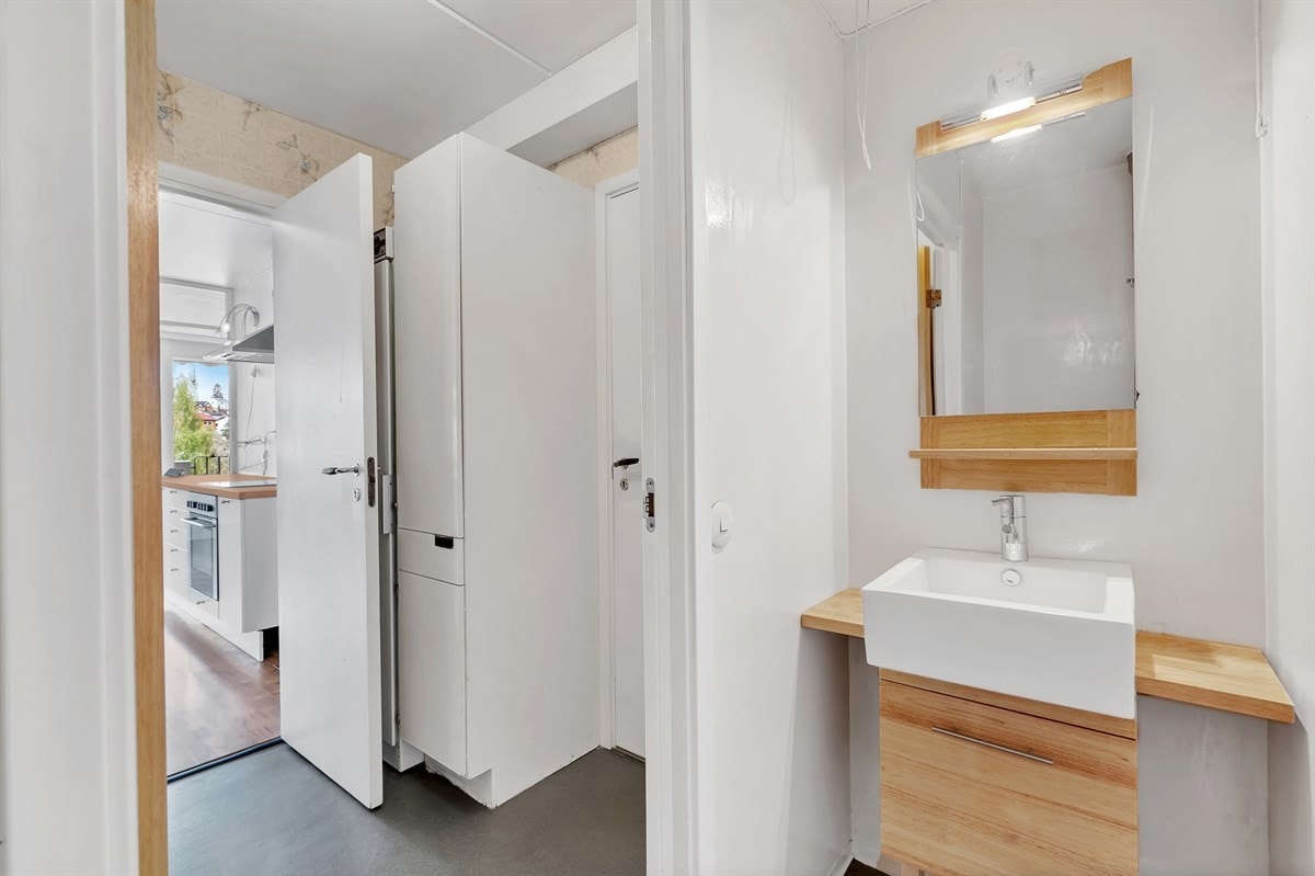 Planløsningen er arealsmart, og gjør at du har et eget vaskerom og toalett i tillegg til badet. Vaskerommet har god plass til vaskemaskin og tørketrommel. Godt med lagringsplass. Galleribilde