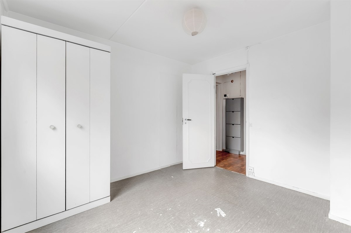 Soverom III - medfølgende garderobeløsning. For ytterligere lagringsplass disponerer leiligheten en kjellerbod på ca. 3 kvm samt en utebod. Galleribilde