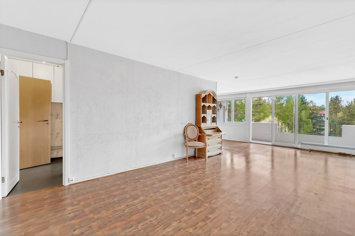 Boligen bærer preg av moderniseringsbehov, men har et godt utgangspunkt. Her kan du finne frem malekosten og skape din helt egen drømmebolig. Galleribilde